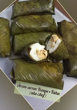 Arem-arem Tempe  & Tahu Tanpa Uleg Plus Lontong Isi